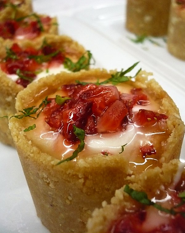 Vasitos de galleta con crema de limón y caramelos Pez