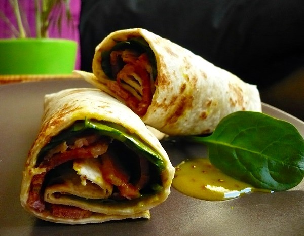 Enrollado de lacón y espinacas con salsa de miel y mostaza