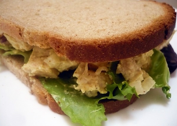 Sandwich de pollo al curry (de Alice’s Tea Cup)