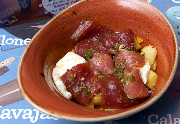 Huevos rotos con atún picante, la tapa invitada y solidaria de Kabuki en Cañota