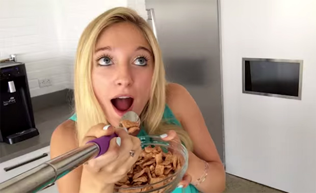 Un palo de selfies con cuchara para hacerte fotos mientras comes