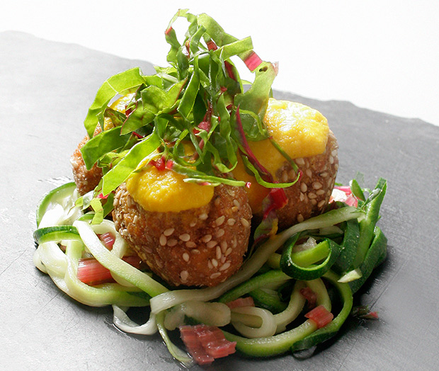 Receta vegana: albóndigas de lentejas con salsa picante de zanahorias