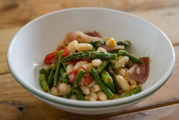 Receta: salteado de alubias y espárragos trigueros