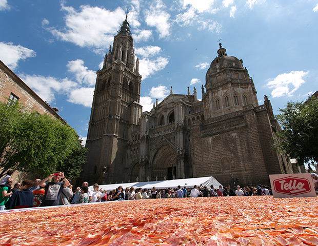 Un plato de 392 kilos de jamón cortados a mano para batir el récord Guinness