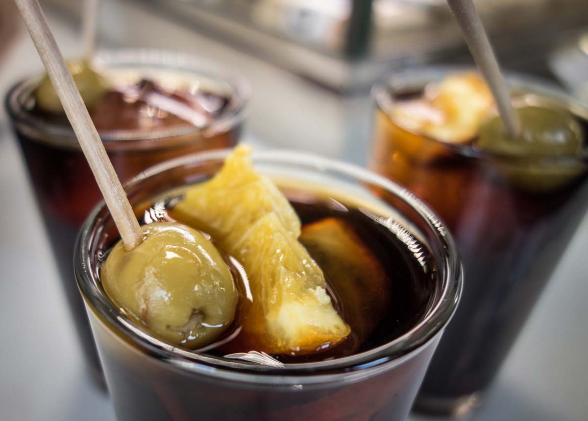 Llama a la policía cuando le intentan cobrar 4,5 euros por un vermut. ¡Vuelven los #clavazosveraniegos!