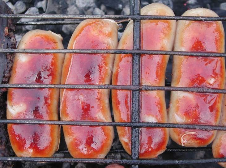 Las salchichas vegetarianas no son más sanas que las normales, alerta un estudio