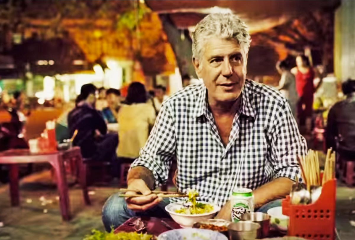 “No comas donde haya americanos” Los consejos de Anthony Bourdain para elegir los mejores restaurantes del mundo