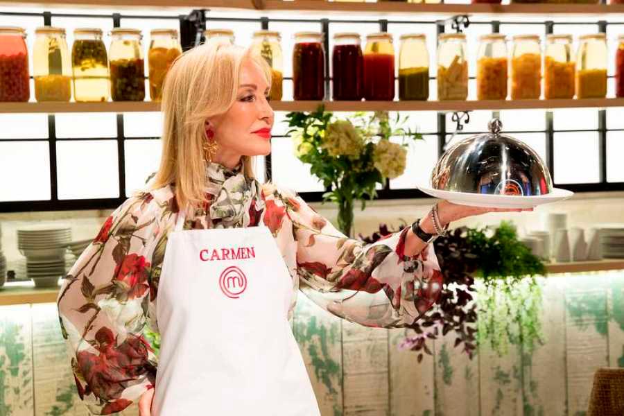 El que cenaba agua del grifo y la señora franquista que nunca ha cortado una cebolla cocinando en TVE ¡Que comience MasterChef Celebrity!