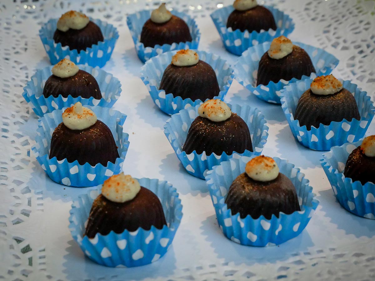 Bombones de caracol, cortezas de pescado, chocolate con morcilla… Probamos lo más curioso de Madrid Fusión 2019