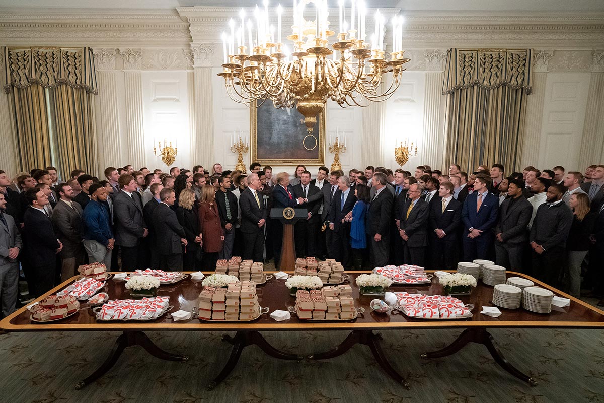 «Podríamos haber tenido cocineros, pero sé lo que os gusta». Trump y la apología de la comida basura vuelven a la carga