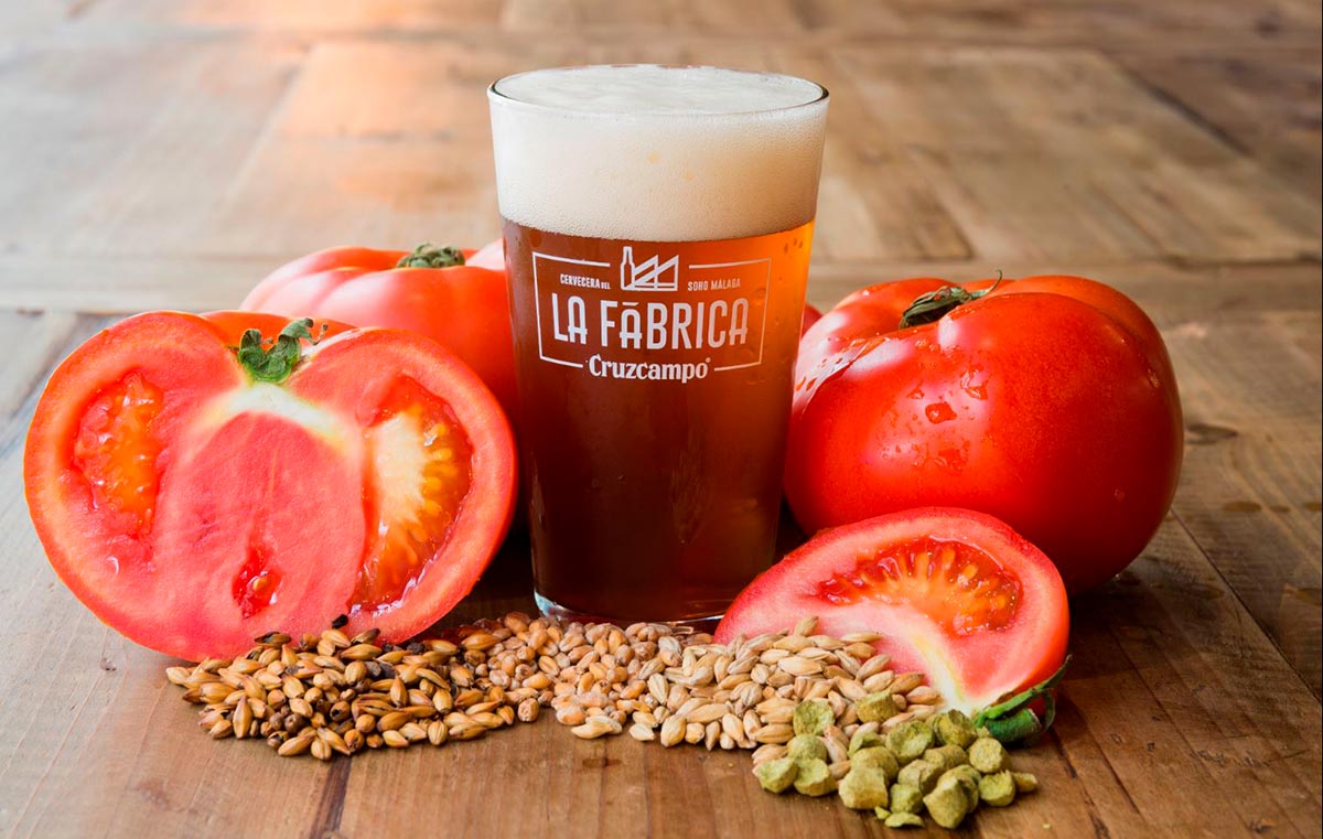 ‘Cruzcampo’ se atreve con una cerveza de gazpacho. ¿La queréis con o sin pepino?