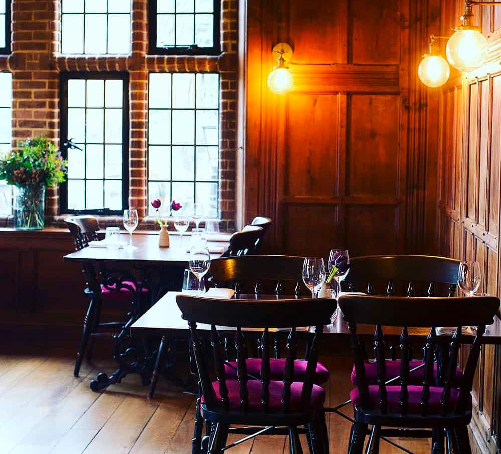 Cuando la política de reservas de un restaurante se va de las manos: niegan a un cliente un cambio de fecha pese a la muerte de su padre