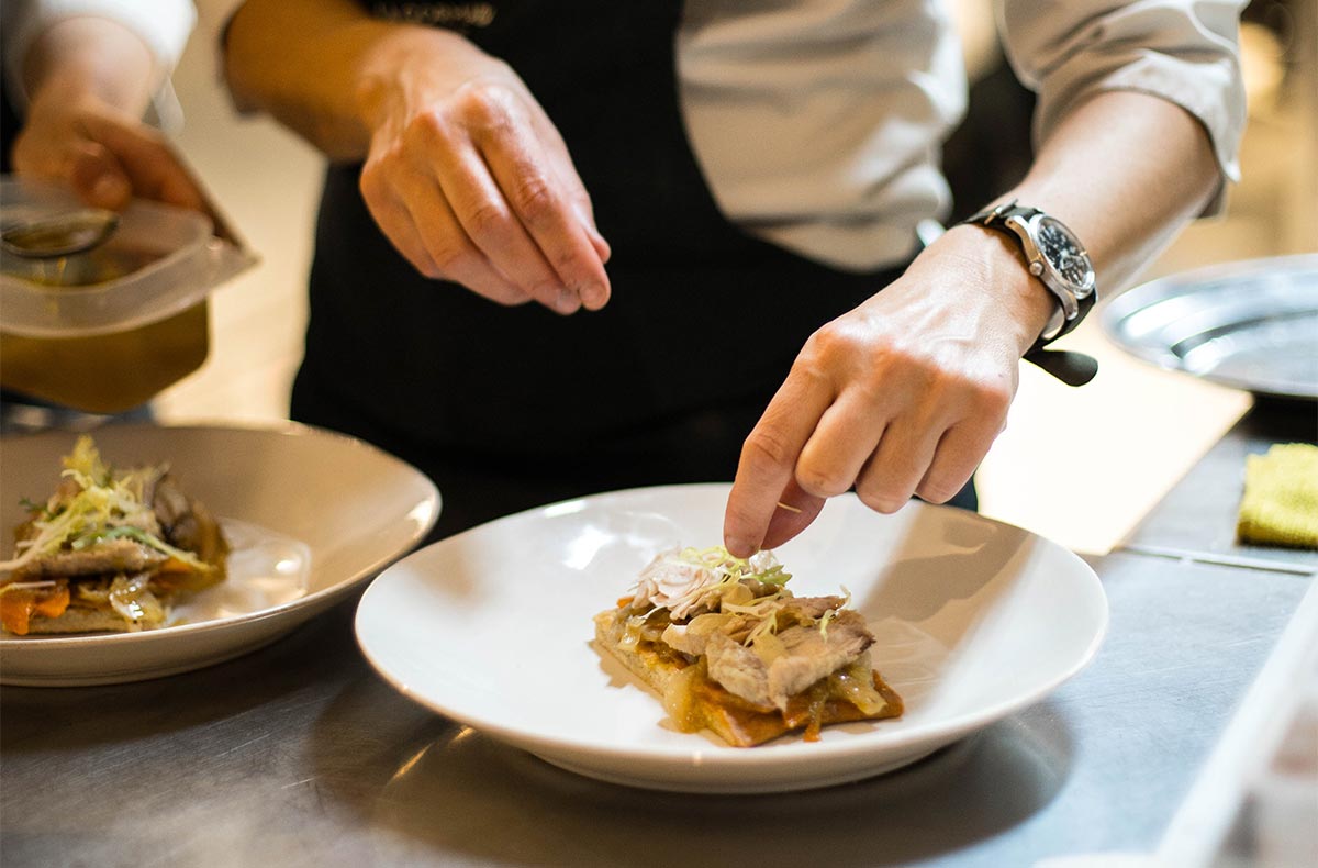 ‘GourMeet’, por fin un delivery en el que importa cómo se entrega y quién reparte