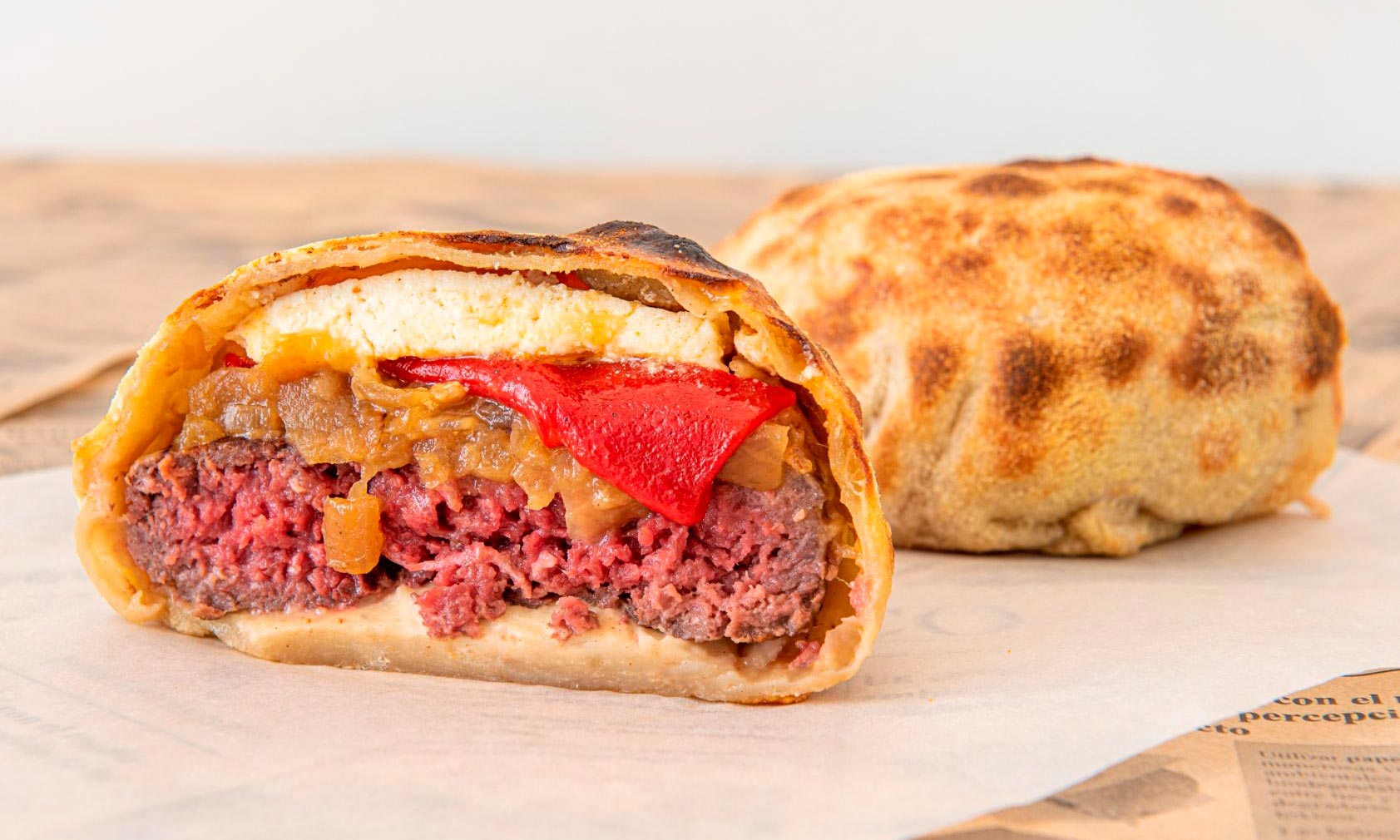 La hamburguesa que se acaba de cocinar mientras se reparte a domicilio