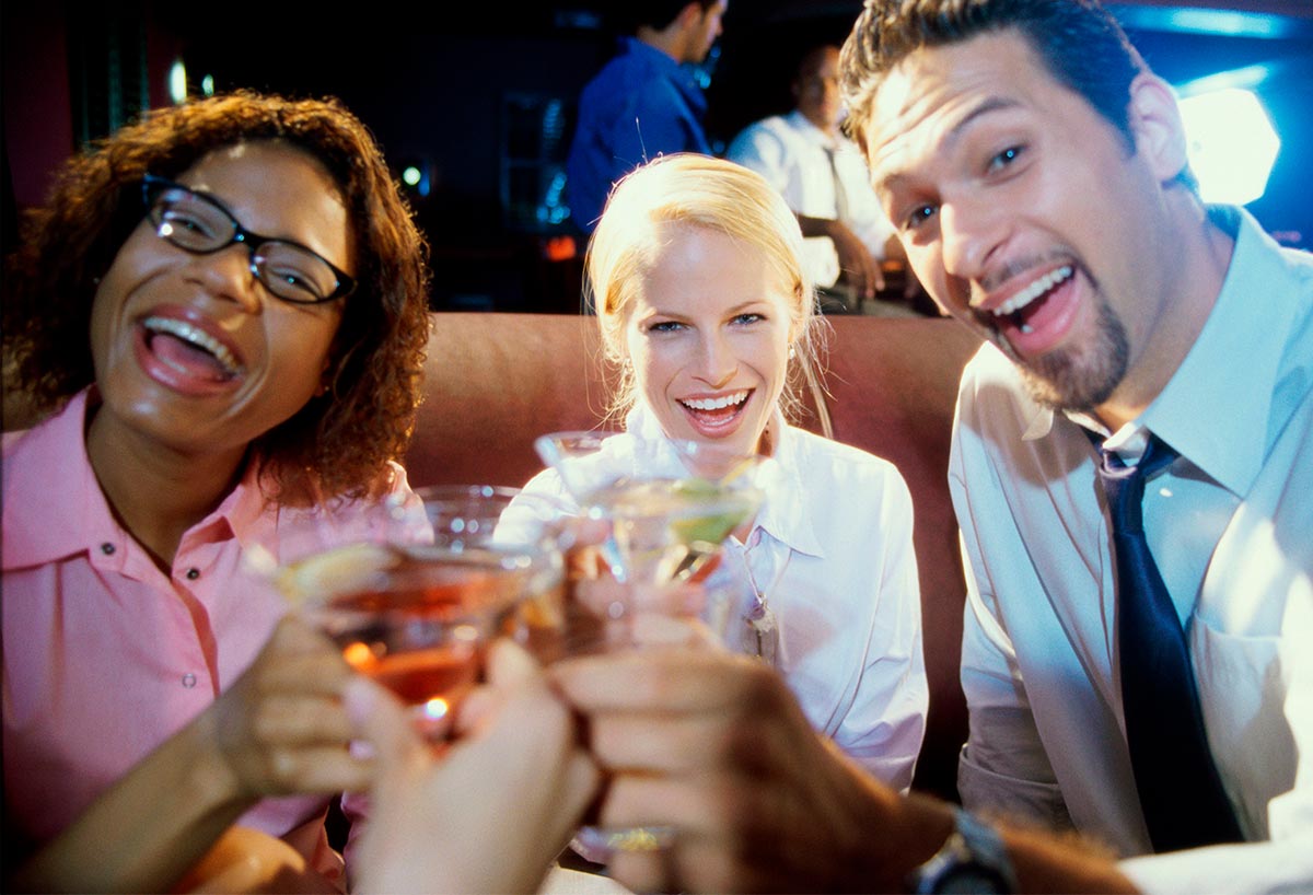 Los contagios se dan en los bares, no en las manifestaciones, asegura un informe en Estados Unidos