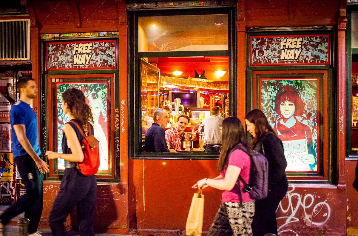 ¿Saldrías a cenar a las 8? Los hosteleros de Madrid piden a los clientes que adelanten sus horarios para poder cerrar a las 11