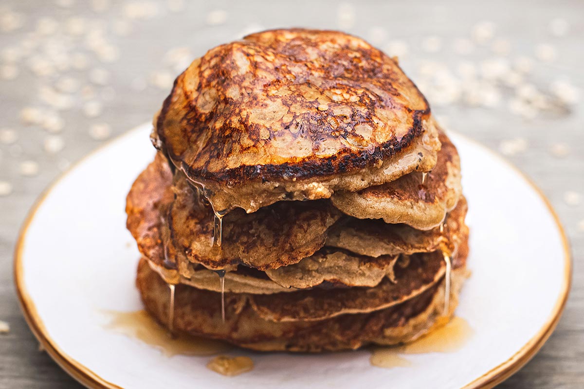 Receta de tortitas de avena y plátano sin azúcar, una buena idea para un desayuno saludable