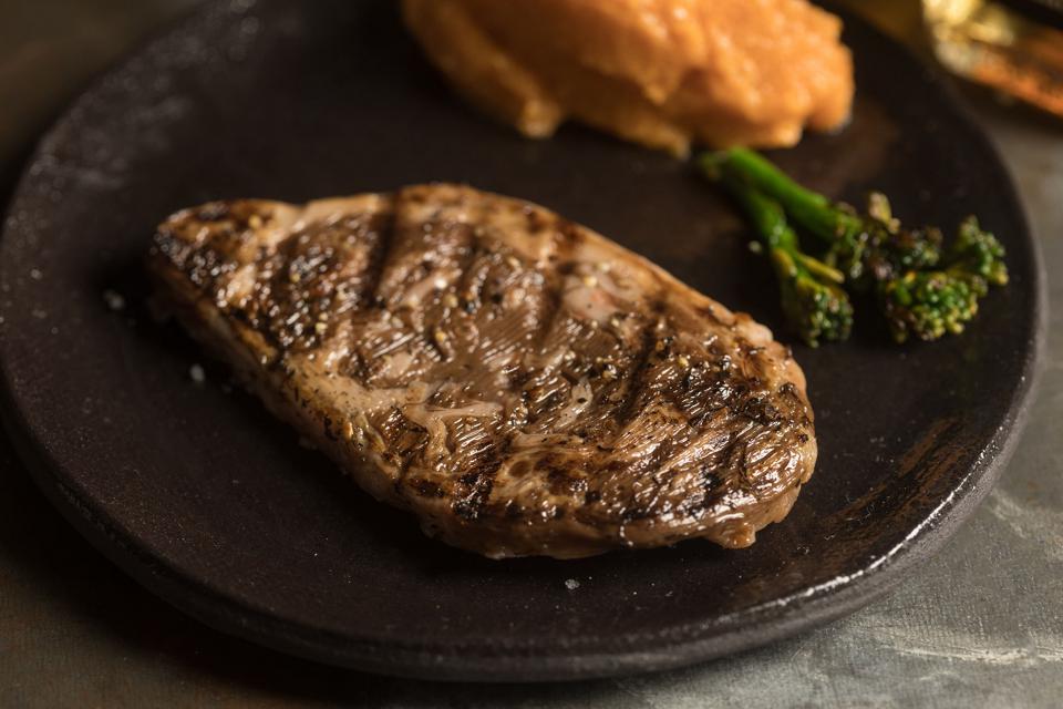 Este es el primer chuletón de carne cultivada