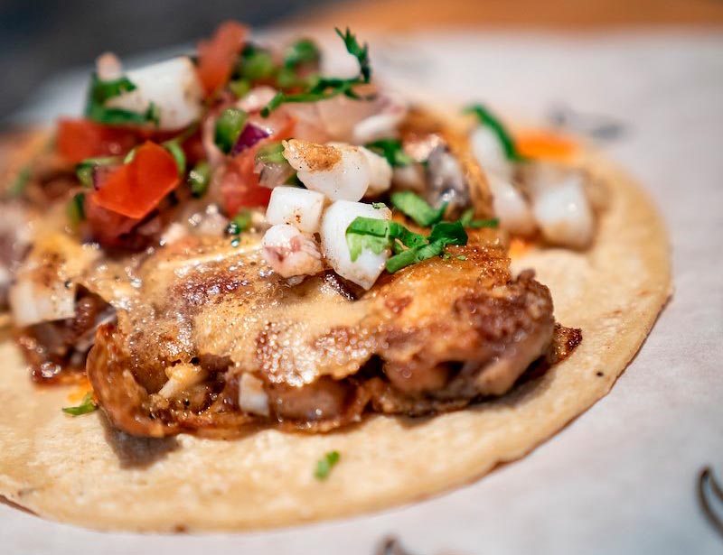 Tacos de oreja y calamar, la original propuesta de una de las mejores taquerías de Madrid