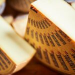 El mito del Gruyère: el queso suizo famoso por los agujeros que en realidad no tiene