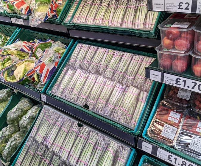 Fotos de comida en las estanterías vacías de los supermercados de Reino Unido