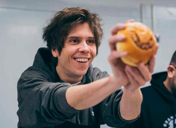 ¿El fin de las hamburguesas y pizzas de los influencers? Veto a que los famosos promocionen alimentos y bebidas para menores