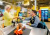 El supermercado con «cajas lentas» donde, además de pagar, se puede charlar