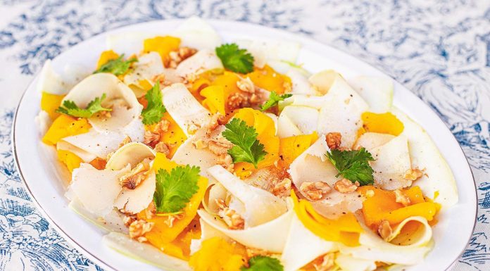 ¿Las ensaladas te aburren? Prueba este carpaccio de calabacín, mango y parmesano