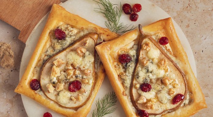 Receta de hojaldres de gorgonzola y pera: entrante riquísimo, fácil y bonito para Navidad