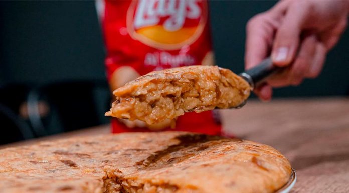Tortilla con patatas fritas de bolsa Lays: receta para hacerla en casa (y siete bares de Barcelona para probarla)