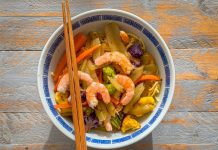 Wok de fideos con borraja: receta sana y fácil con una verdura que puede dar mucho juego