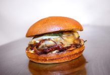 No hace falta ir a Japón para comer una hamburguesa de ramen: probamos la de Fry House en Barcelona
