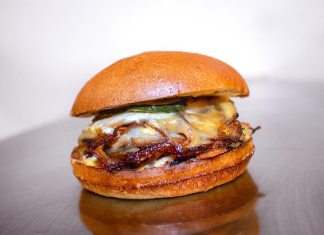 No hace falta ir a Japón para comer una hamburguesa de ramen: probamos la de Fry House en Barcelona